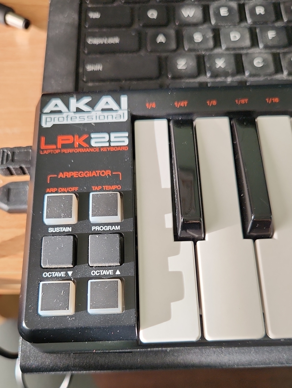 Akai LPK25 25-Key Portable MIDI Keyboard in Black
